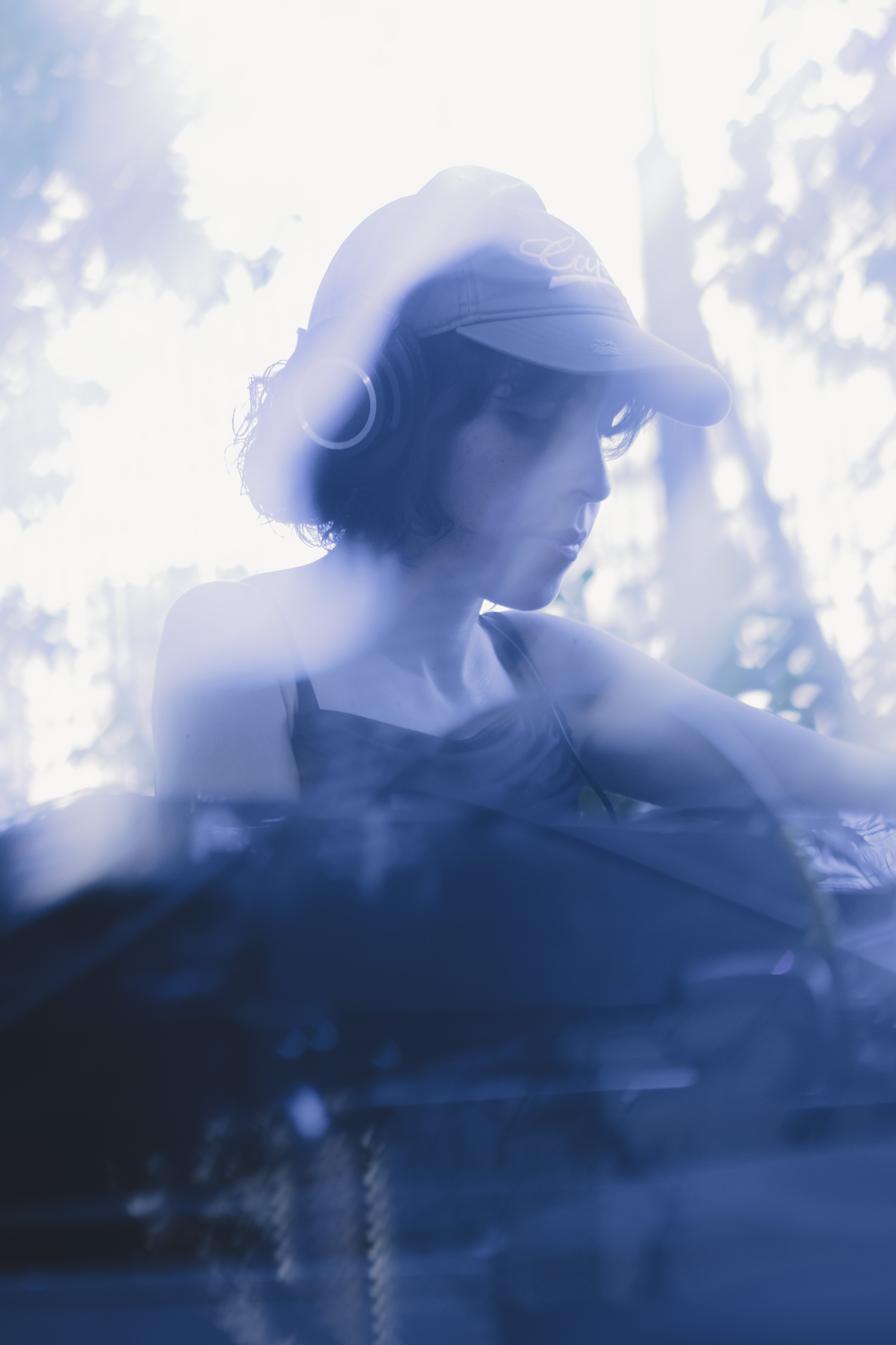 A blue and grey portrait of Bergsonist behind the decks